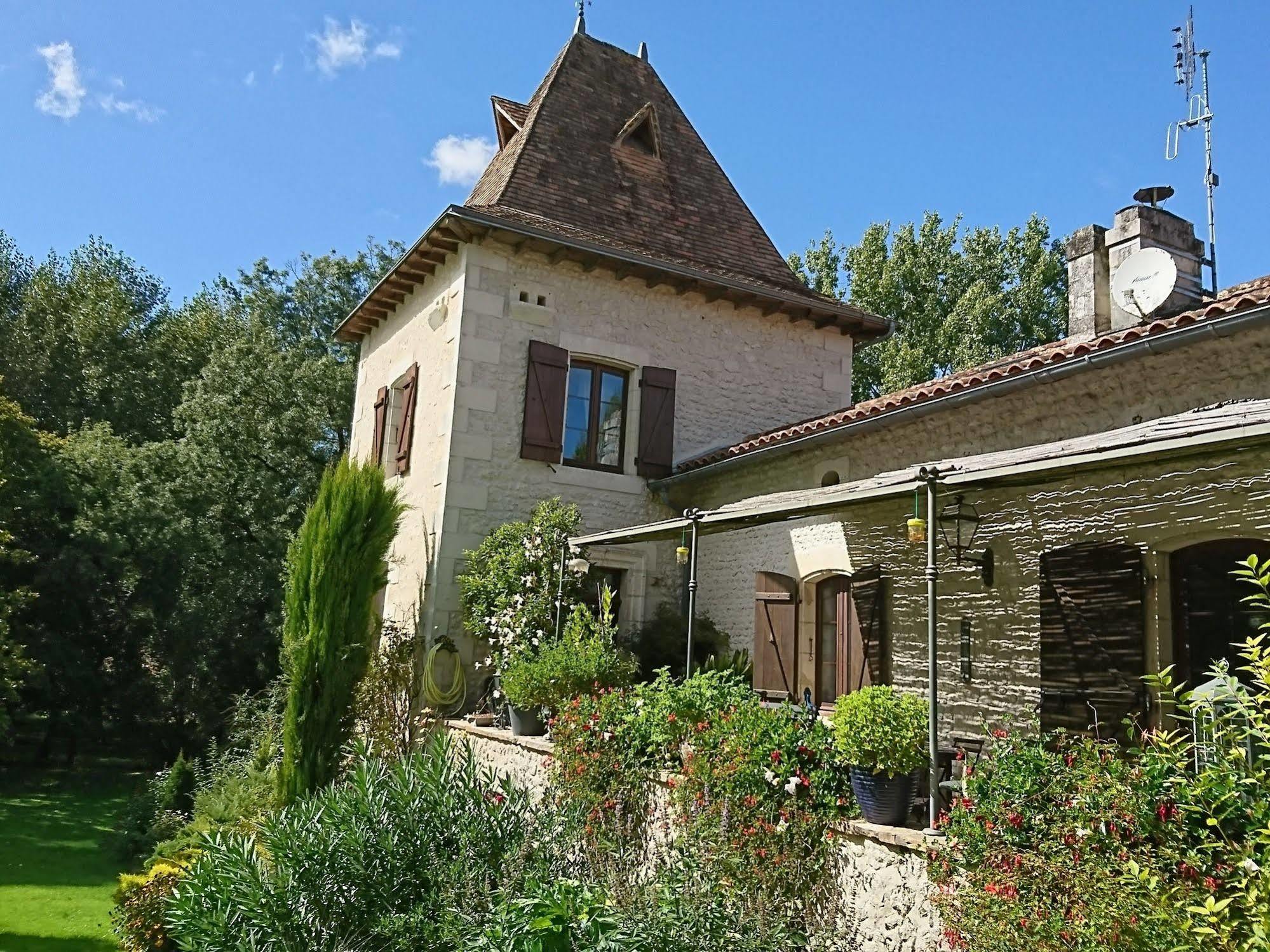 Moulin Rouhaud Hotel Montboyer Bagian luar foto