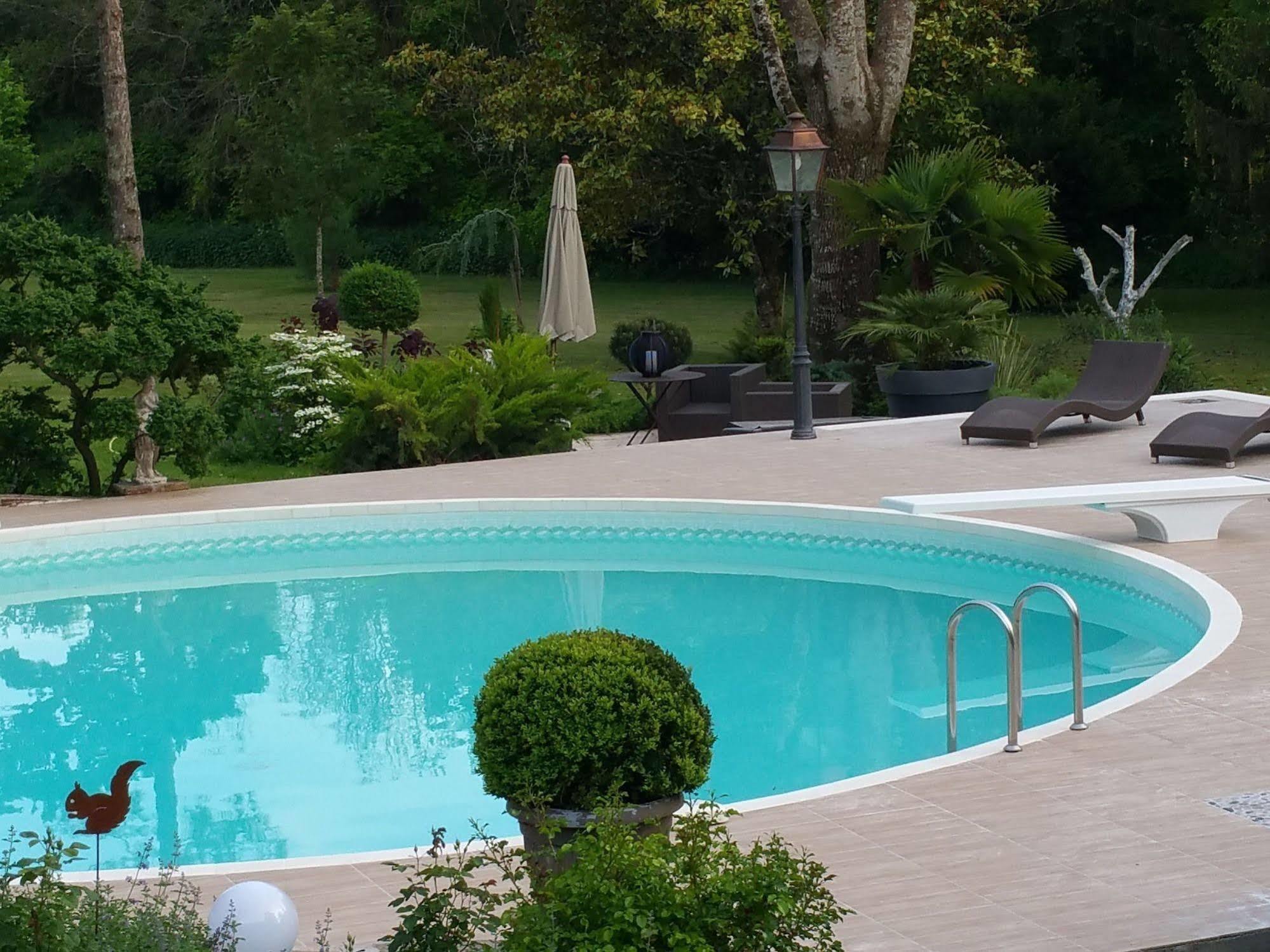 Moulin Rouhaud Hotel Montboyer Bagian luar foto
