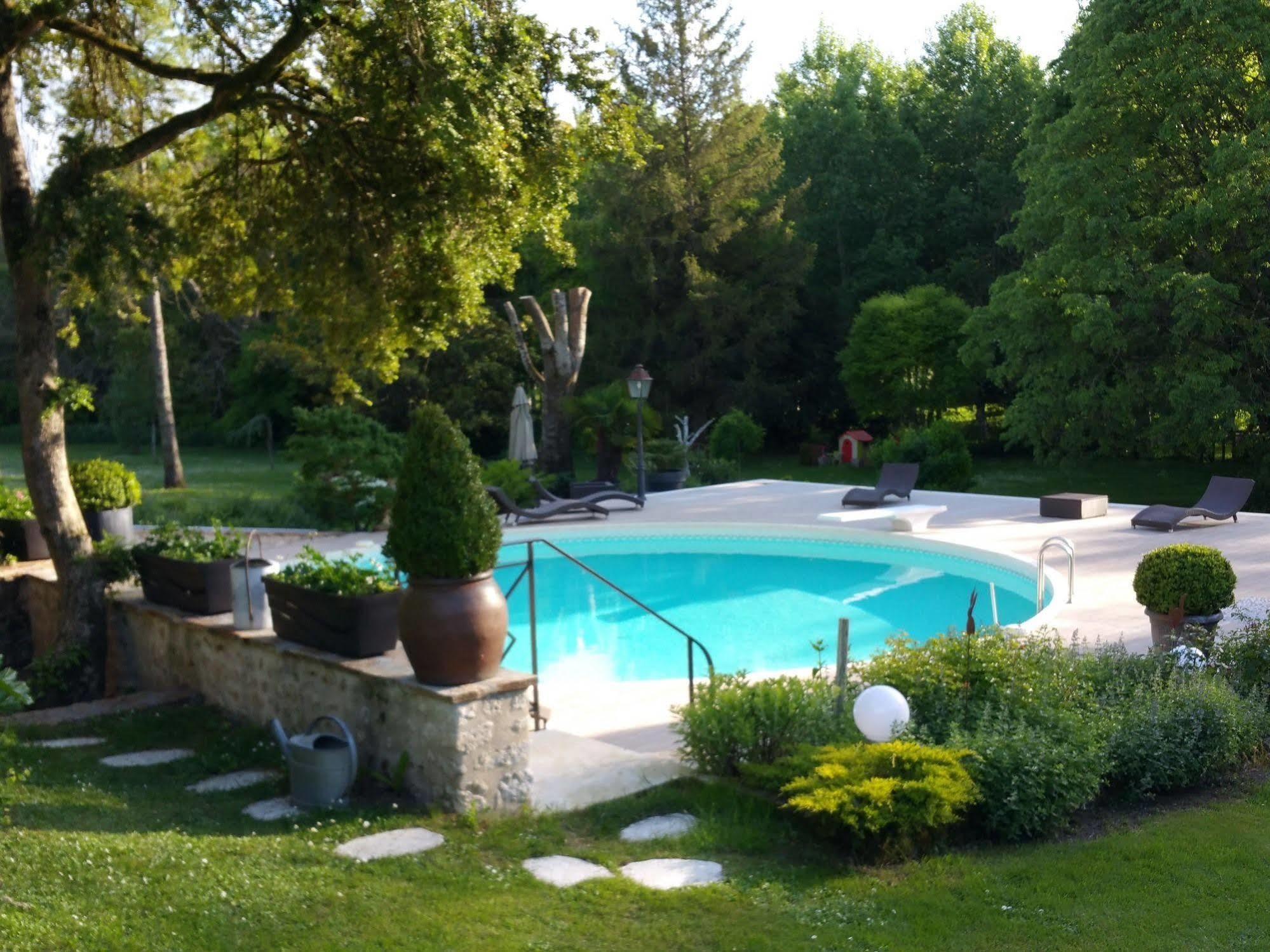 Moulin Rouhaud Hotel Montboyer Bagian luar foto